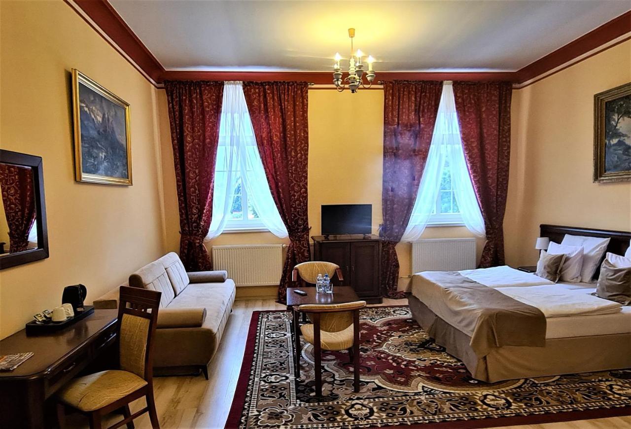 Palac Henrykow Szprotawa Exteriör bild