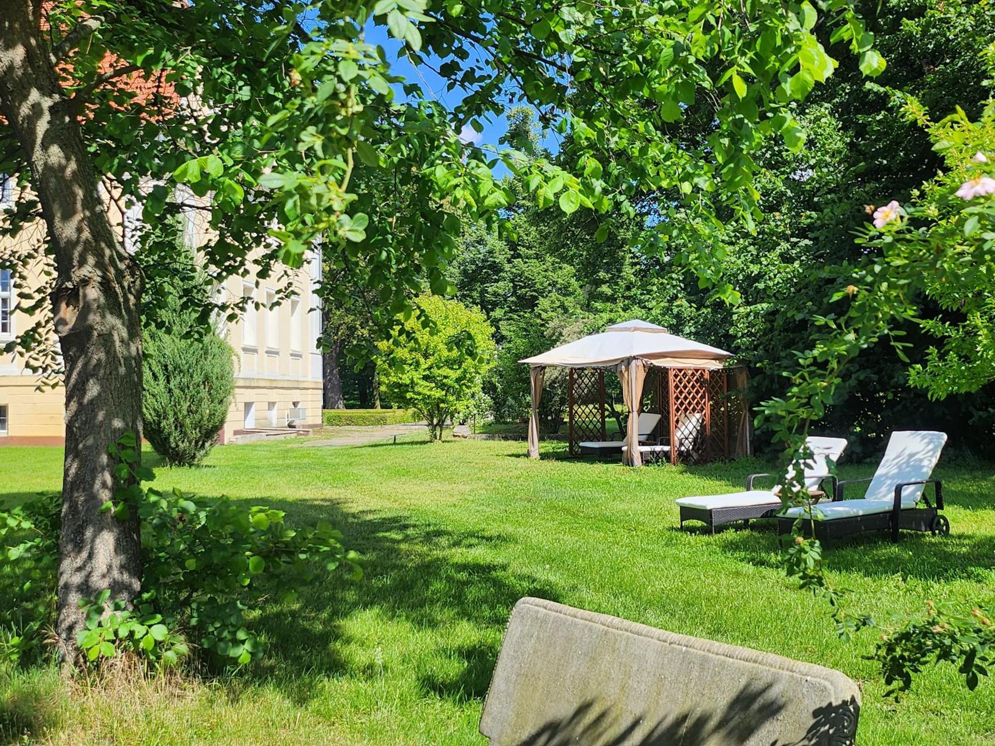 Palac Henrykow Szprotawa Exteriör bild